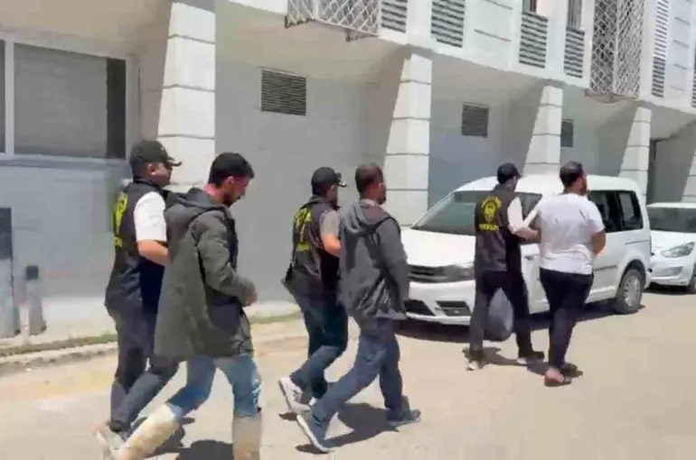 Kendilerini polis olarak tanıtıp vatandaşları dolandırdılar
