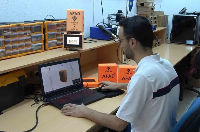 Kendini deprem anında enkazda hisseden mühendis, hayat kurtaran sistem geliştirdi
