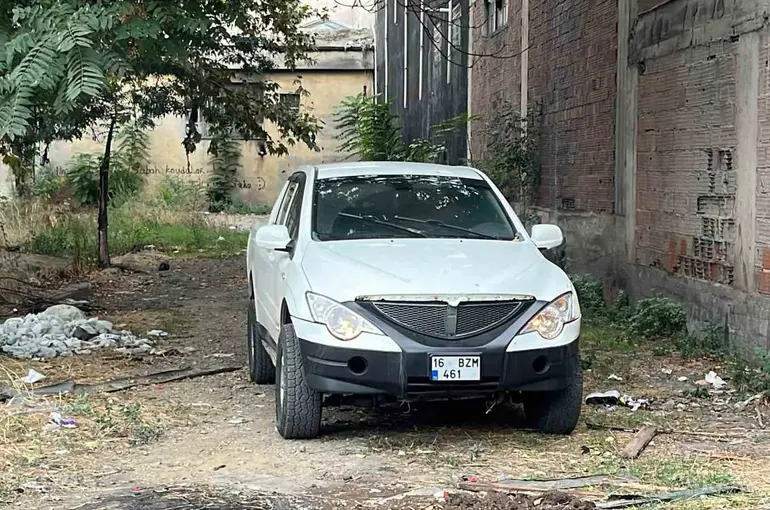 Kendini otomobile kilitleyen kadın ekiplere zor anlar yaşattı
