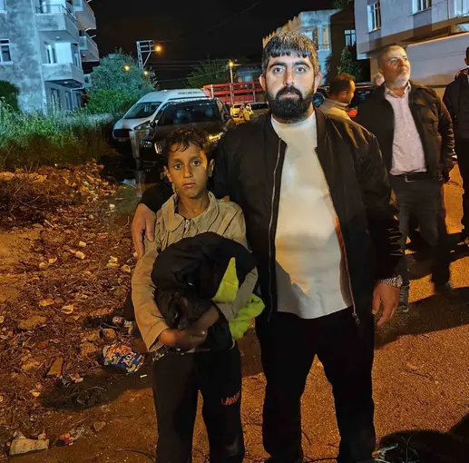 Kendisini ezilmekten kurtaran kişiyle görüşüp elini öptü
