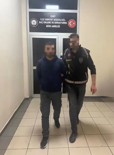 Kendisini polis olarak tanıtıp 3,5 milyon lira dolandırdı, kuyumcuda altın alırken yakalandı
