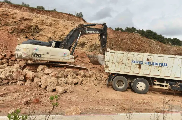 Kepez’de heyelan riskine müdahale
