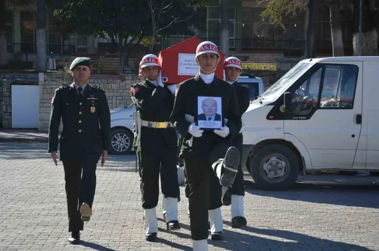 Kıbrıs gazisi emekli astsubay askeri törenle son yolculuğuna uğurlandı
