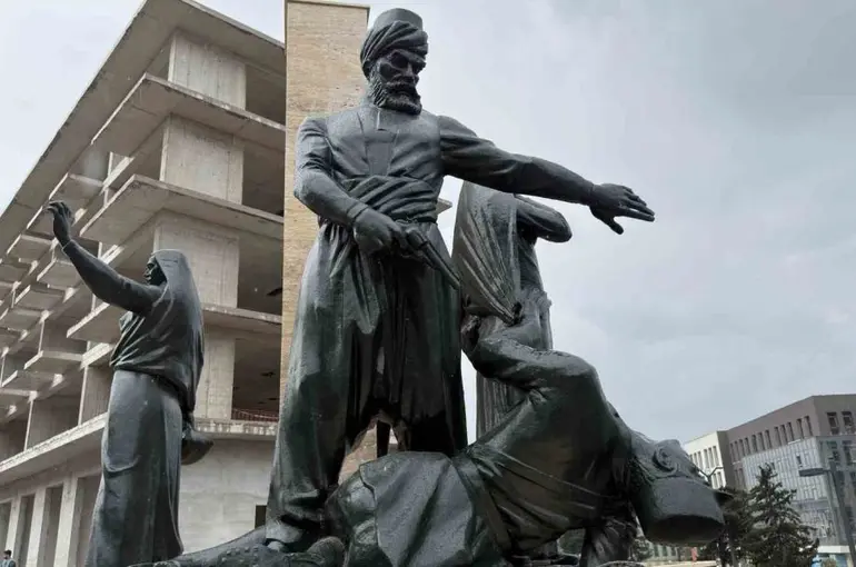 Kıbrıs Meydanı’ndaki anıt yeniden ait olduğu yerde
