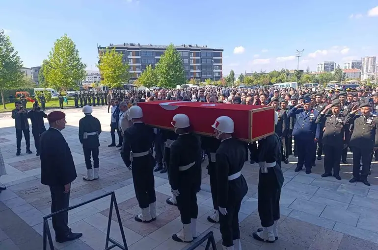 Kıbrıs’ta kazada şehit olan teğmen memleketi Afyonkarahisar’da son yolculuğuna uğurlandı
