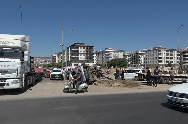 Kilis’te otomobil ile hafif ticari araç çarpıştı: 3 yaralı
