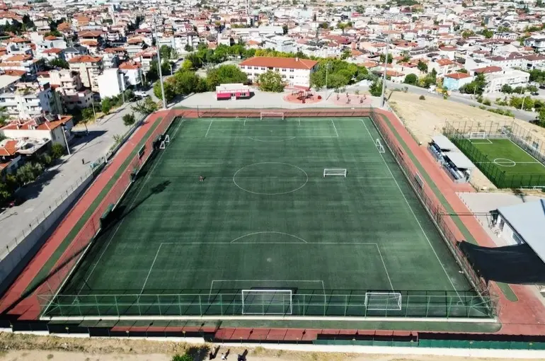 Kınıklı ve İlbade’deki spor tesisleri FIFA standartlarında yenilendi
