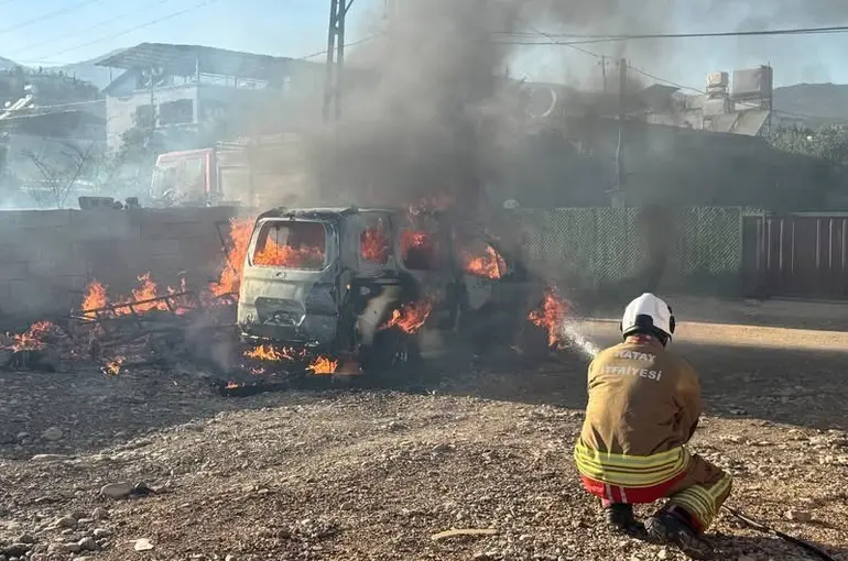 Kırıkhan’da hafif ticari araç alevlere teslim oldu
