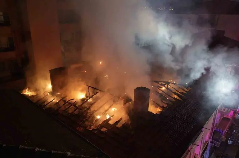 Kırıkkale’de apartman çatısında yangın paniği
