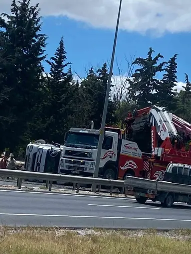 Kırklareli girişinde tır devrildi
