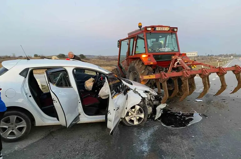 Kırklareli’de traktör ile otomobil çarpıştı: 2 yaralı
