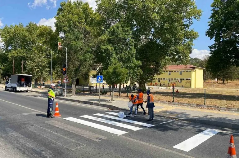 Kırklareli’nde yaya önceliği denetimi: Yaya çizgileri boyandı

