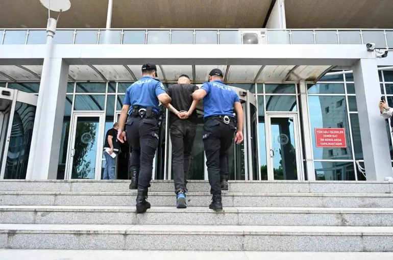 Kırmızı bültenle aranan hükümlü havalimanında yakalandı
