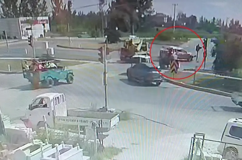 Kırmızı ışık ihlali ile gelen kaza ucuz atlatıldı
