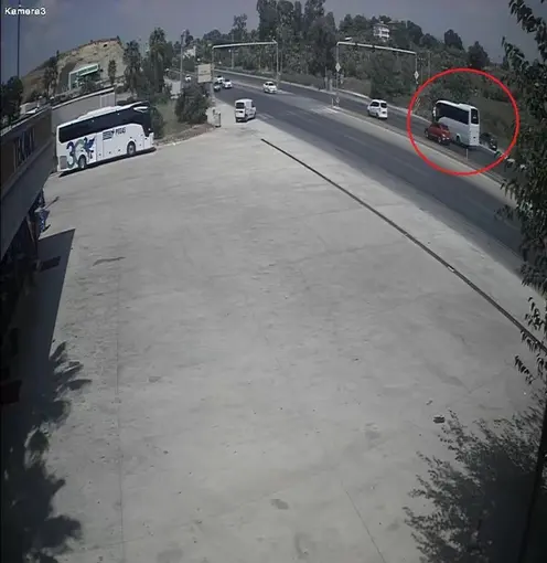 Kırmızı ışıkta duran araçlara çarpmamak için otomobilini şarampole sürdü
