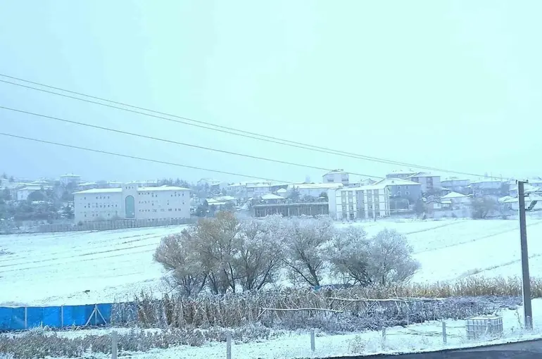 Kırşehir’de yüksek kesimler beyaza büründü
