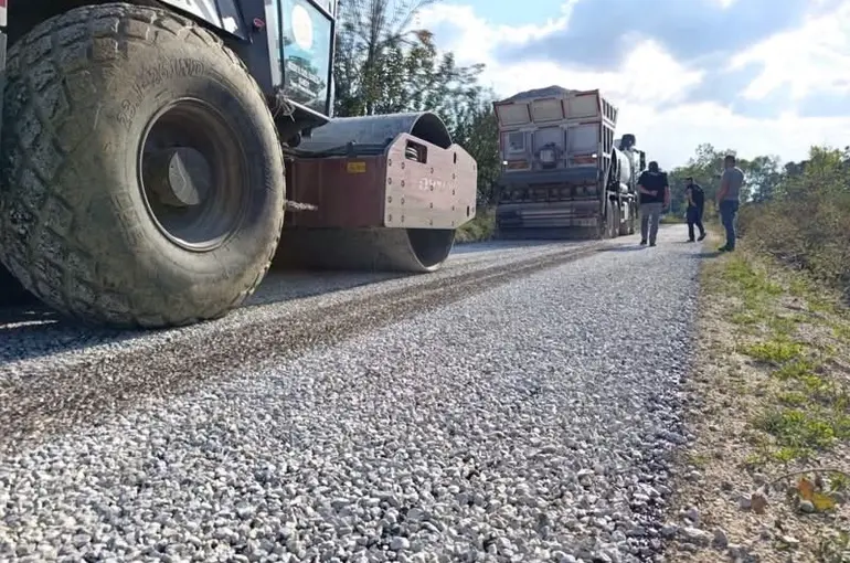 Kış öncesi köy yollarında yoğun çalışma
