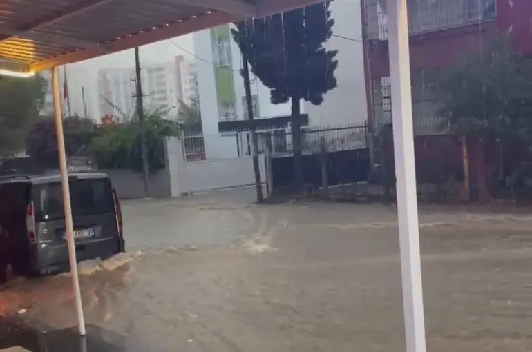 Kısa süreli yağmur yolları nehre çevirdi
