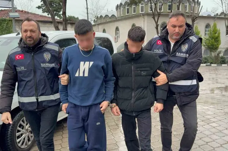 Kız meselesinden bıçaklı kavgada 2 kişi hastanelik oldu
