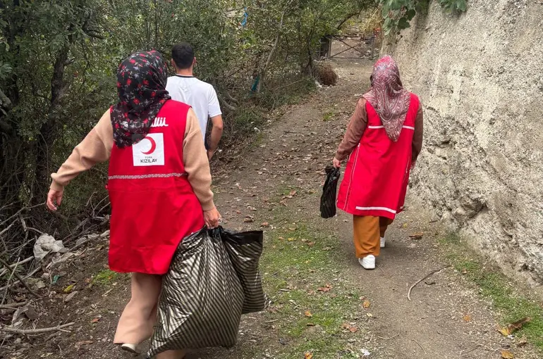 Kızılay’dan çocuklara oyuncak ve giysi yardımı
