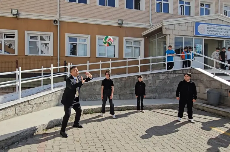Kızılcahamam Kaymakamı çocuklarla voleybol oynadı
