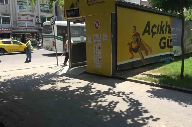 Klimalı duraklar devre dışı bırakıldı, vatandaş gölgeye sığındı
