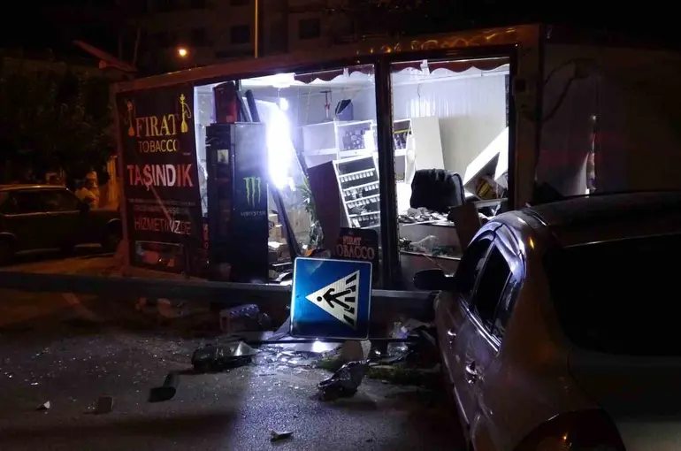 Kontrolden çıkan araç konteyner iş yerine girdi: 1 yaralı
