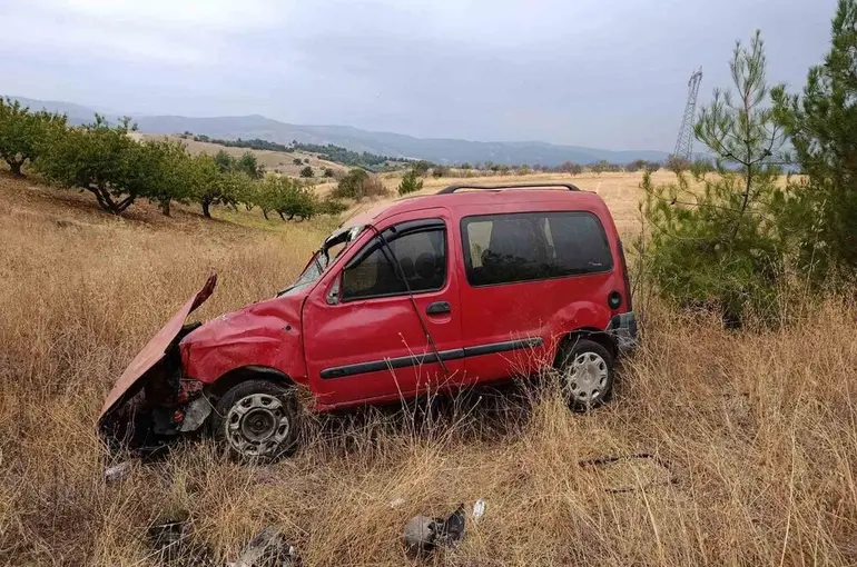 Kontrolden çıkan hafif ticari araç tarlaya uçarken, sürücüsü yaralandı
