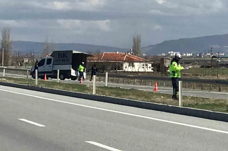 Kontrolden çıkan kamyonet bariyerlere çarptı: 1 yaralı
