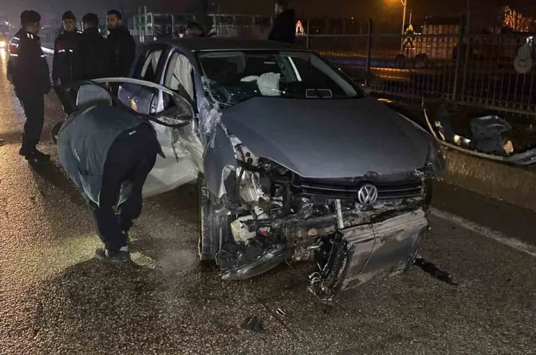 Kontrolden çıkan otomobil bariyerlere çarptı: 2 yaralı

