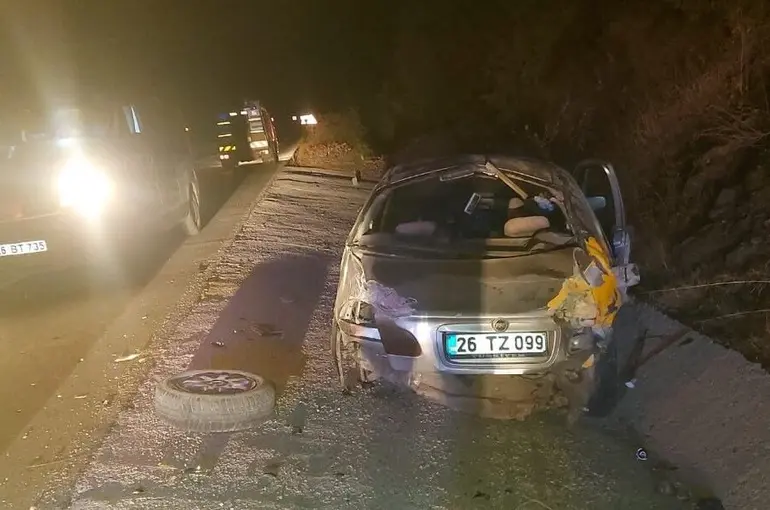 Kontrolden çıkan otomobil beton zemine çarptı: 2 kişi yaralandı
