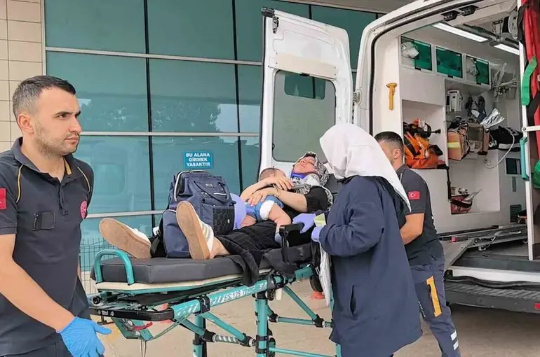 Kontrolden çıkan otomobil demir bahçe kapısına çarptı: 2’si çocuk 4 kişi yaralandı
