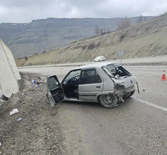 Kontrolden çıkan otomobil istinat duvarına çarptı: 1 yaralı
