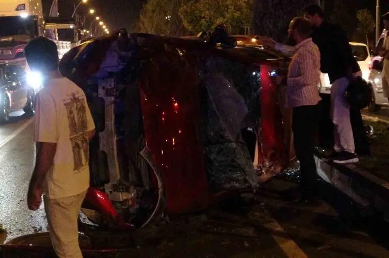 Kontrolden çıkan otomobil önce araca sonra refüje çarpıp karşı şeride geçti: 2 yaralı
