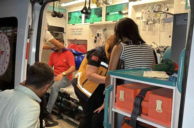 Kontrolden çıkan otomobil park halindeki araca çarptı: 5 yaralı
