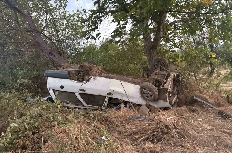Kontrolden çıkan otomobil şarampole yuvarlandı: 8 yaralı
