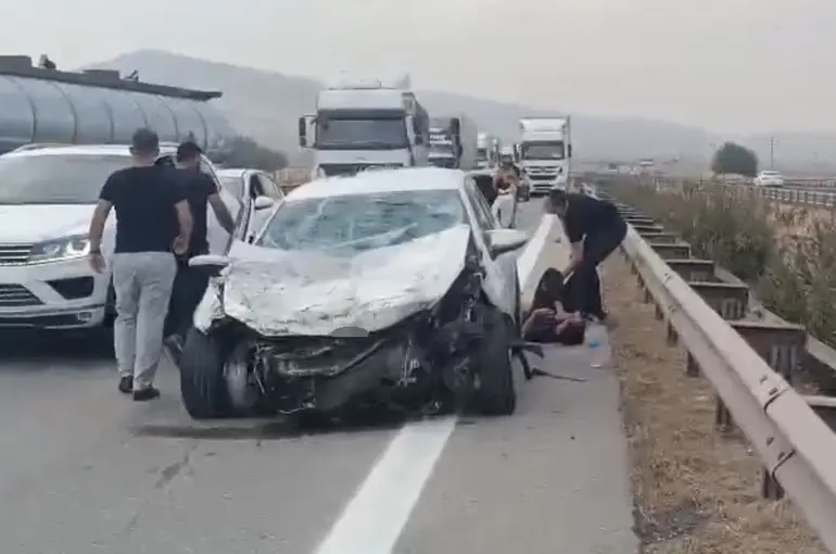 Kontrolden çıkan otomobil tıra ve bariyerlere çarptı: 3 yaralı
