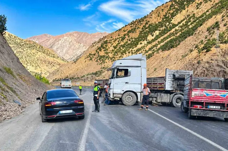 Kontrolden çıkan tır bariyerlere çarptı

