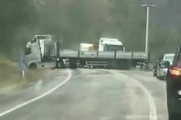 Kontrolden çıkan tır kara yolunu trafiğe kapattı
