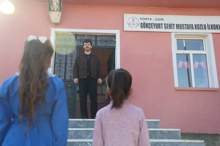 Konya'da bir ilkokulda 2 öğrenci ve 1 öğretmen için ilk ders zili çaldı