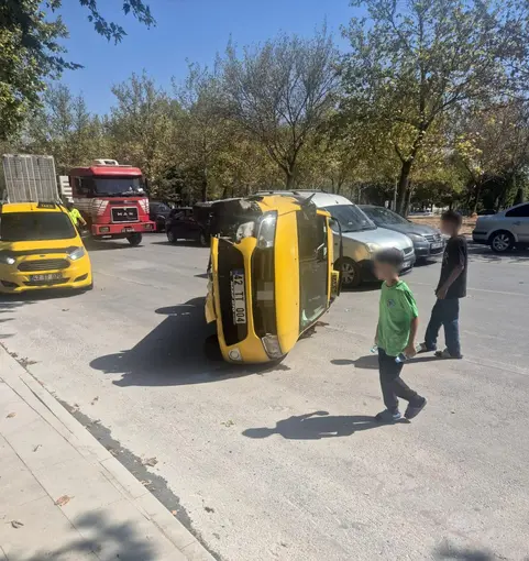 Konya'da iki araçlı kazada ticari taksi devrildi: 1 yaralı