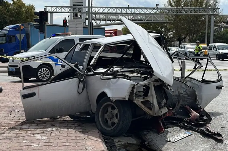 Konya’da iki otomobil kavşakta çarpıştı! 4 kişi yaralandı