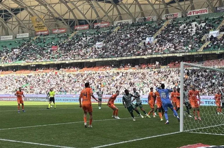 Konyaspor-Başakşehir maçında ilk yarı golsüz geçti 0-0