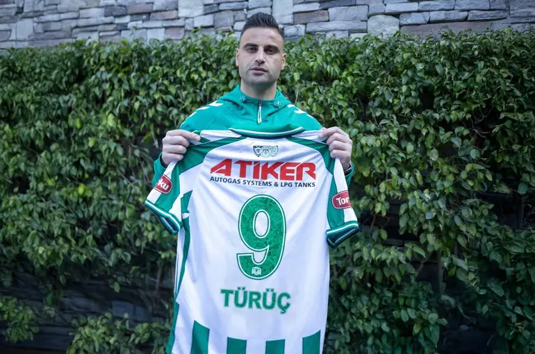 Konyaspor'un yeni 9 numarası Deniz Türüç!