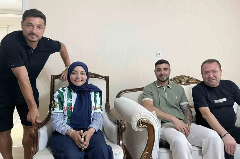 Konyaspor’dan omurilik kanseri tedavisi gören taraftar Sude Ay’a ziyaret

