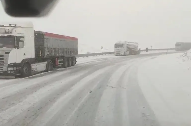 Kop Geçidi’nde kar ve tipi ulaşımı zorlaştırdı
