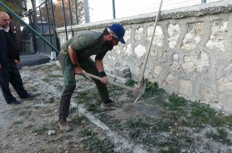 Köpeği ile birlikte tüm Türkiye’yi gezip fidan dikiyor
