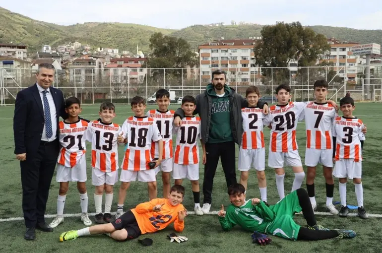 Körfez’de 23 Nisan futbol turnuvasının şampiyonu Atatürk Ortaokulu oldu
