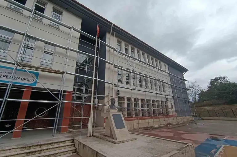 Körfez’de okullara bakım ve onarım desteği
