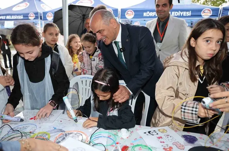 Körfezli öğrenciler projelerini "Bilim Şenliği"nde sergiledi
